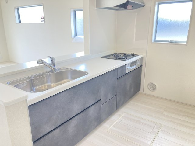 リーブルガーデンＳ高崎金古町第５　2号棟のキッチン|人気のカウンターキッチン採用です☆
コンロも３口ご用意しています！調理スペースも広くストレスなくお料理できます。
浄水器つきなので美味しいお水も飲めますよ♪