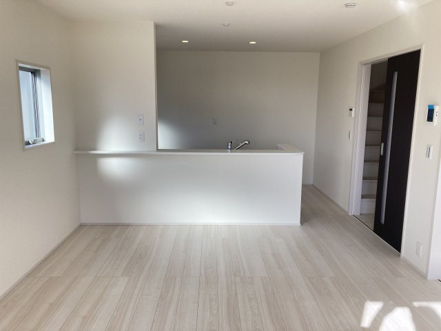 リーブルガーデンＳ高崎金古町第５　2号棟の居間・リビング|陽当たり良好な16帖リビングです☆
人気の対面式キッチンを配した空間はお好みの家具も合わせやすく、家族がくつろぐ快適な空間造りをサポート。窓からは明るい陽光が差し込みます。