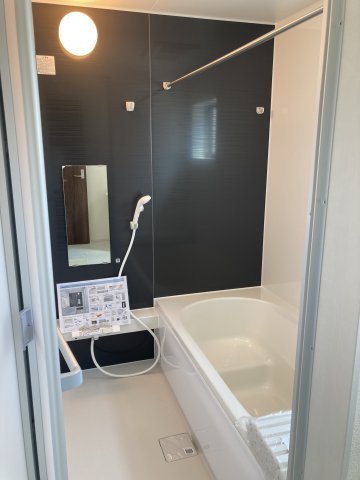 リーブルガーデンＳ高崎金古町第５　2号棟の浴室|１坪タイプのフルオートバスです！
足を延ばして入れる広さなので一日の疲れも癒されますよ♪
室内物干しや浴室乾燥機もあるのでお天気の悪い日にはランドリースペースとしてもご利用できます！