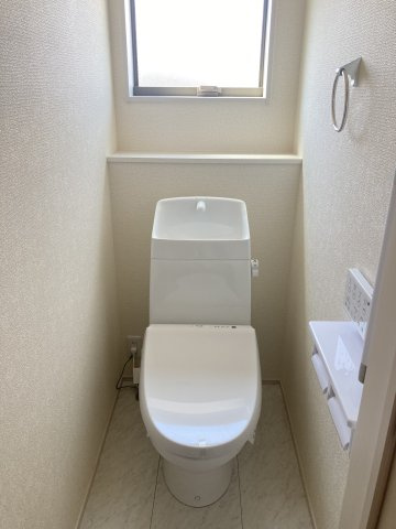 リーブルガーデンＳ高崎金古町第５　2号棟のトイレ|2階トイレです。清潔感のある白を基調としています。
