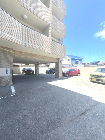 オリエントハイツ小戸 売りマンションの駐車場