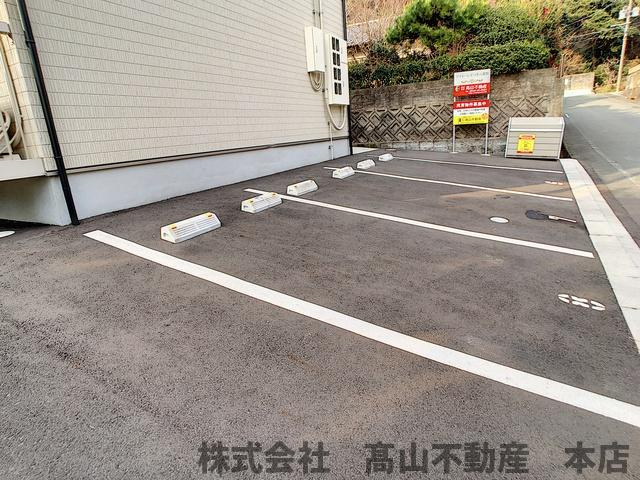ラフォーレさつき八番館の駐車場