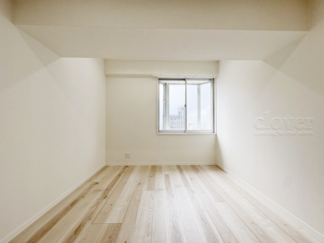 【寝室】 | 豊栄荻窪ステーションプラザ | 洋室1　窓から明るい光が差し込む洋室。ベッドを置いて個人居室にする場合は、多くの時間を過ごすことになる空間です。使い勝手や落ち着きを想像してください。～即日のご見学可能～　お問合せはお気軽にどうぞ。