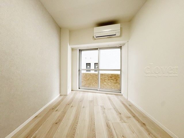 【子供部屋】 | 豊栄荻窪ステーションプラザ | 洋室2　窓から明るい光が差し込む洋室。ベッドを置いて個人居室にする場合は、多くの時間を過ごすことになる空間です。使い勝手や落ち着きを想像してください。～即日のご見学可能～　お問合せはお気軽にどうぞ。