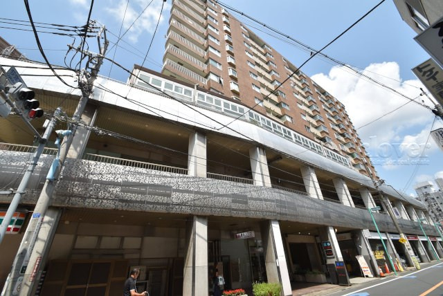 【外観】 | 豊栄荻窪ステーションプラザ | 手入れの行き届いた外壁やエントランスなど、「見ればわかる」レベルで清潔感を保ったマンションです。築年数を感じさせない姿で皆様をお出迎えします。～即日のご見学可能～　お問合せはお気軽にどうぞ。
