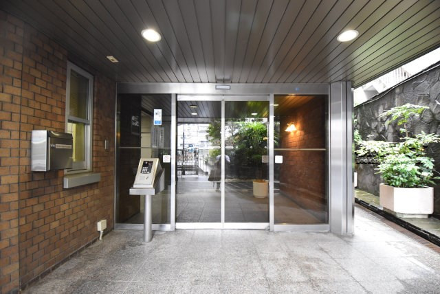 【エントランス】 | 豊栄荻窪ステーションプラザ | オートロックを備えた、マンションのエントランス。やはりセキュリティの観点は欠かすことができません。皆様を“安全”に送り出し、出迎えてくれます。～即日のご見学可能～　お問合せはお気軽にどうぞ。
