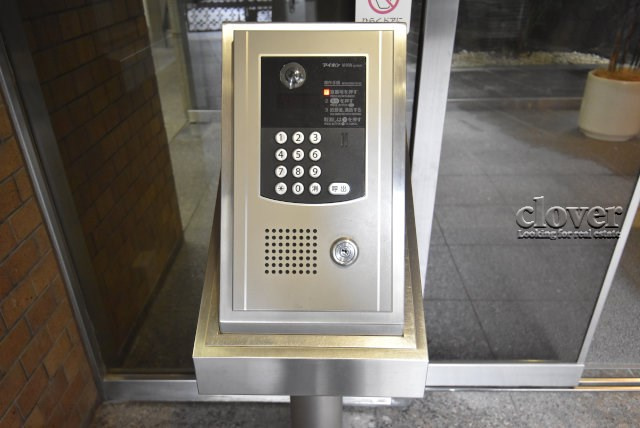 【防犯設備】 | 豊栄荻窪ステーションプラザ | 部外者の出入りを規制するオートロックの操作盤。「マンションに欲しいセキュリティ」の筆頭格です。これがあるだけで、安心感はひときわ増します。～即日のご見学可能～　お問合せはお気軽にどうぞ。
