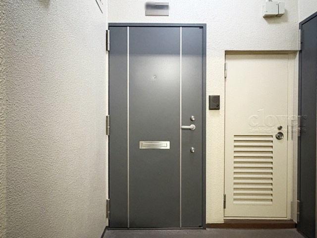 【その他共用部分】 | 豊栄荻窪ステーションプラザ | ダブルロック式の玄関ドアが皆様をお出迎え。お部屋のセキュリティの観点からも、うれしい設備ですね。玄関の色もシックで良い感じです。～即日のご見学可能～　お問合せはお気軽にどうぞ。