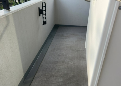 【バルコニー】 | センチュリーめじろ台 | バルコニーは、室外の専用スペースのうち、「屋根がなく開放された空間」であるものを指します。ベランダより広いタイプのものが多く、日当たりもよいため家庭菜園などを楽しみたい人にとって適した環境となります。