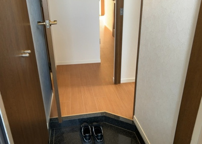 【玄関】 | センチュリーめじろ台 | 玄関は家の顔でもあり、家族以外の目にも止まる場所です。玄関は外との間を仕切る扉、靴などをしまっておく収納スペース、靴脱ぎのたたきスペース、来客とのやり取りをするドアホンなど複数のアイテムからなります。