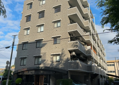 【現況写真】 | センチュリーめじろ台 | 外観はマンション管理がされているかの目安になります。築年数が古いと、壁面は劣化してひび割れが生じることも！建物が古びていても細かいところが修繕されていると、きちんと管理されているなぁと感じるでしょう。