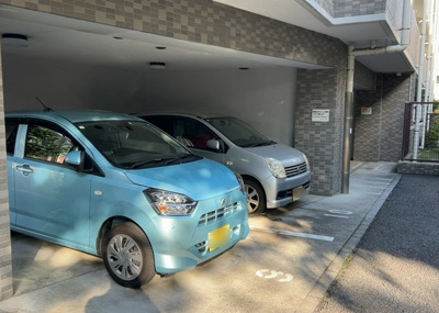 【駐車場】 | センチュリーめじろ台 | 車一台あたりに必要なスペースは、標準サイズの普通自動車で横幅2m50cm、長さ5mは必要になります。ただし、乗降のことも考慮して横幅3m30cm、長さ5m50cmほどは確保できるところを選びましょう。