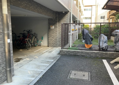 【中庭】 | センチュリーめじろ台 | 中庭（パティオ）とは、一つの建築物の内部に設けられた、壁などで囲われている庭のことを指します。コの字型、ロの字型が主流ですが、L字型の中庭もあります。最近では、インテリア性の高さからも人気があります。