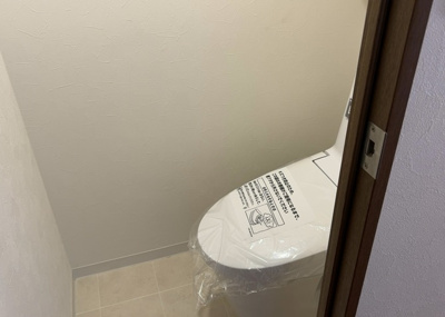 【トイレ】 | センチュリーめじろ台 | トイレは大きさや形、機能、抗菌性などが異なる多種多彩なタイプが各メーカーから出ています。それぞれに良さがあるため、事前にどういったタイプのトイレがいいのかをご家庭内で決めて、内見に行くといいでしょう。