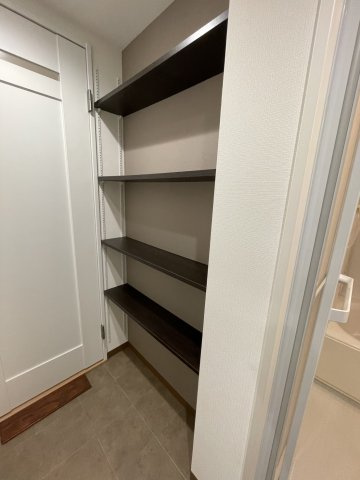 芦屋パレスハイツ南館の収納|洗面室には備え付け収納棚付き。