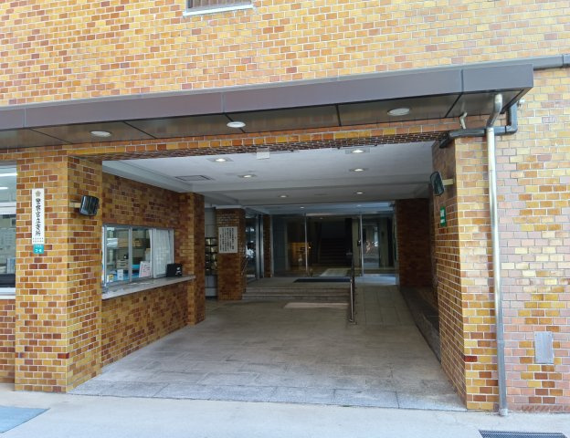 芦屋パレスハイツ南館のエントランス