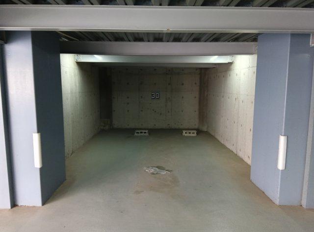 芦屋パレスハイツ南館の駐車場|地下平面車庫付き。