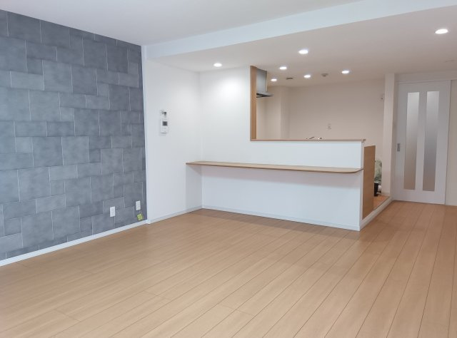 芦屋パレスハイツ南館の居間・リビング|1階広々約19.6帖LDK。1面に吸湿・加湿のエコカラット張り。南向きで明るい空間。