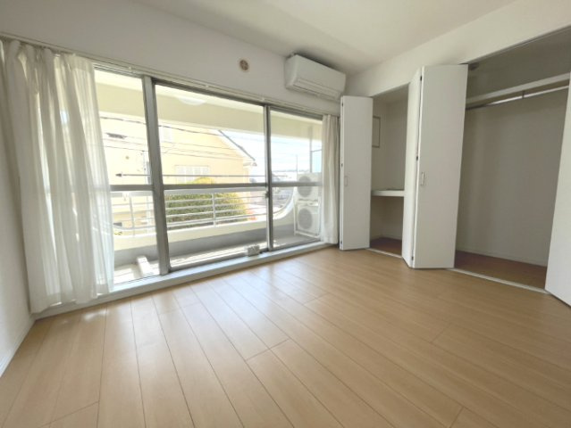 芦屋パレスハイツ南館の洋室|2階約5.9帖洋室。南向きで明るい空間。エアコン付き。
