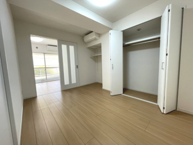 芦屋パレスハイツ南館の洋室|2階約5.4帖洋室。クローゼット、エアコン付き。
