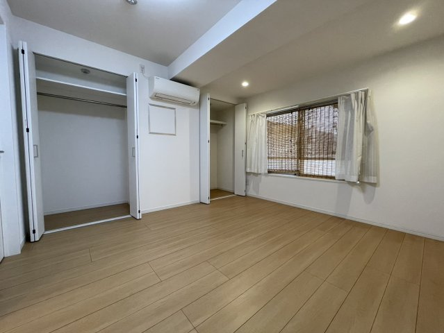 芦屋パレスハイツ南館の洋室|2階約7.2帖洋室。収納もたっぷり。エアコン付き。