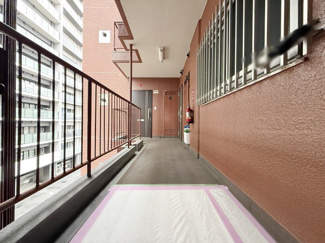 【その他共用部分】 | 共用廊下です。ここもきれいに清掃されています。周囲のお部屋の様子も、ぜひ伺ってみてください。～即日のご見学可能～　お問合せはお気軽にどうぞ。