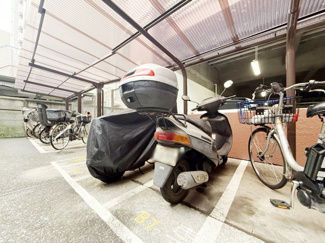 【駐車場】 | バイク置き場。空き区画の有無や駐輪料金、サイズおよび排気量規定などについては、改めてお問い合わせください。～即日のご見学可能～　お問合せはお気軽にどうぞ。