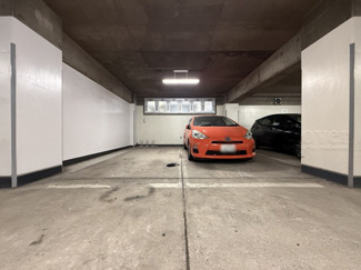 【駐車場】 | マンションの駐車場スペース。空きの有無や駐車料金、サイズ規定などについては、改めてお問い合わせください。～即日のご見学可能～　お問合せはお気軽にどうぞ。