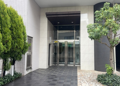 【エントランス】 | レアシス相模原駅前 | マンションのエントランスには、もともと風よけや防犯の役割がありますが、マンションによって宅配ボックスなどの設備が備わっている所もあります。日々の生活をイメージしながら生活しやすさをチェックしましょう。
