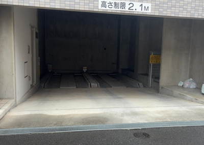【駐車場】 | レアシス相模原駅前 | 車一台あたりに必要なスペースは、標準サイズの普通自動車で横幅2m50cm、長さ5mは必要になります。ただし、乗降のことも考慮して横幅3m30cm、長さ5m50cmほどは確保できるところを選びましょう。