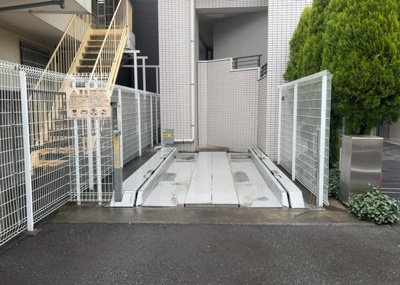 【駐車場】 | レアシス相模原駅前 | 駐車場と明記されていても、最小スペースでつくられた駐車場だと大型車は駐車できなかったり、出入りしにくくなったりする可能性があります。お車のサイズと購入したい物件の駐車場のサイズを現地で確認しましょう。