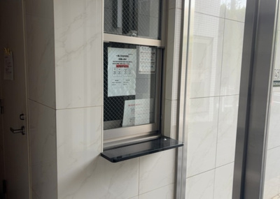 【受付】 | レアシス相模原駅前 | 受付はマンションコンシェルジュがいる場合もあれば、管理人が滞在する小部屋を総称して呼ぶことがあります。主にエントランスに設置されていることから、防犯面でも期待ができます。防犯設備がない場合はより安心！