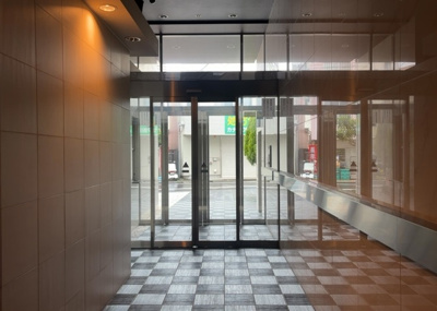 【ロビー】 | レアシス相模原駅前 | ロビーというと、エントランスと何がちがうの？と思いますよね。実はロビーとエントランスには明確な決まりはありません。物件によっては、エントランスを入って広がるある程度の広さのある空間がロビーとなります。