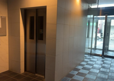 【その他共用部分】 | レアシス相模原駅前 | 共有部分は、住民なら誰もが使える設備のこと。例えば駐車場やエレベーター、インターネット設備、セキュリティ設備などがあります。他にも、マンションの廊下・外部階段やエントランス・ゴミ置き場などがあります。