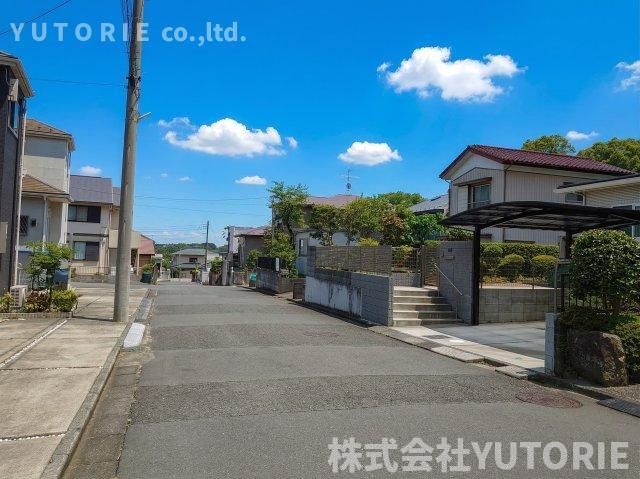 今注目の太陽光（蓄電）付　築13年ECO邸宅　鳶尾分譲地の前面道路含む現地写真