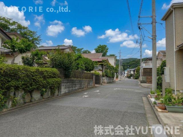 今注目の太陽光（蓄電）付　築13年ECO邸宅　鳶尾分譲地の前面道路含む現地写真