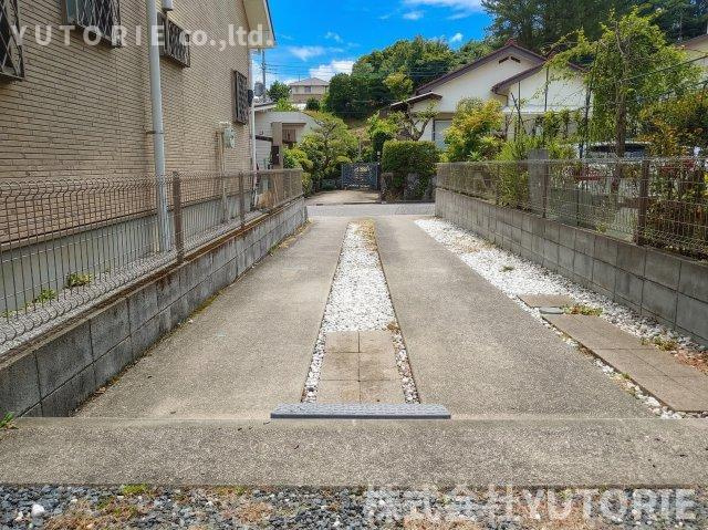 今注目の太陽光（蓄電）付　築13年ECO邸宅　鳶尾分譲地の駐車場