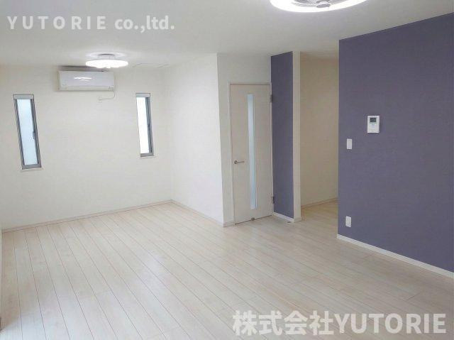 今注目の太陽光（蓄電）付　築13年ECO邸宅　鳶尾分譲地の居間・リビング