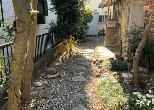 【外観】 | 家を建てる場合、方位は要チェックです。現実的に日当たりのよい家ならばリビングは南側、建築基準法でも北側に当たる家への配慮は求められています。土地を見学に行く際は、方位磁針を持って行くようにしましょう。