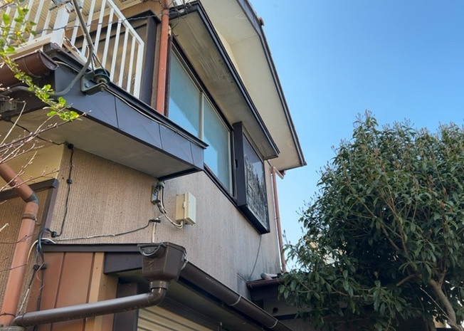【外観】 | 土地を買う際、住む地域の自治体や福祉の補助制度にも注目してみましょう。子供や老人の医療補助やゴミ出しのルールなど、自治体によってルールに大きな違いがあるため、暮らしやすい土地で判断するとよいでしょう。