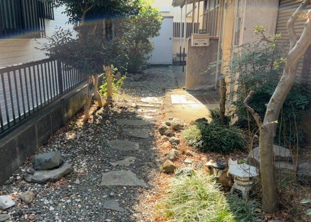 【外観】 | 土地の前の道路に消火栓が設置されていることがあります。この場合、道路交通法第45条第1項により、駐車禁止の場所が指定されています。そのため、車庫などの駐車スペースをつくることができない場合があります。