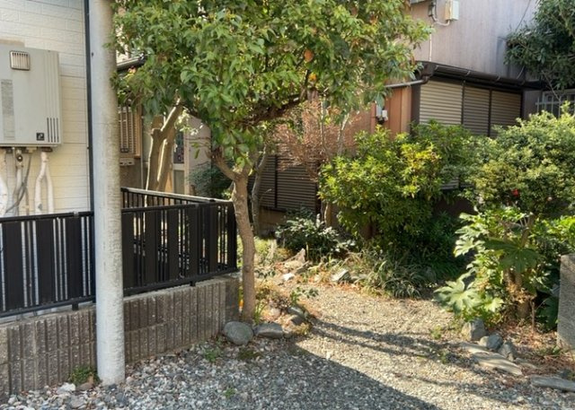 【外観】 | 現地に行くなら、物件の周囲の地形がどうなっているかを見ることも大切です。周辺より低くなっている土地では、大雨などで水が集まりやすいため、地盤が弱くなっているということも考えられるため、注意が必要です。