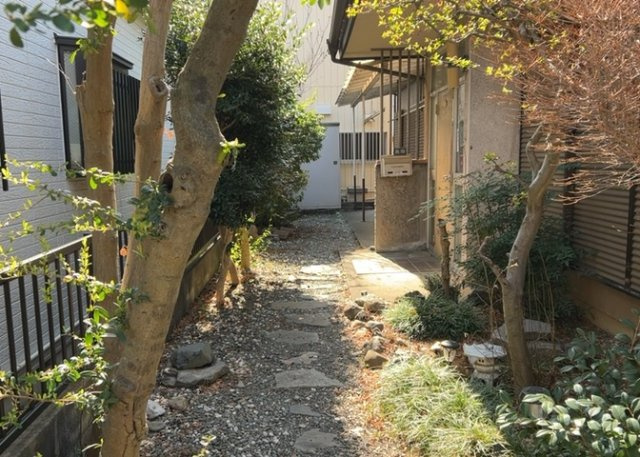 【外観】 | 家を建てる前提で土地を探している場合、地盤の丈夫さは譲れない条件の一つです。地盤が脆弱だと追加工事が必要となります。また、過去に地盤沈下や液状化現象を起こした土地は、できるだけ避けた方がいいでしょう。