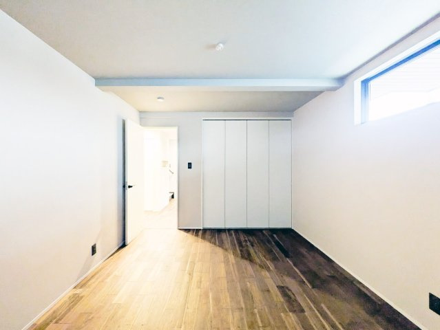 大森町新築戸建の洋室|1階の洋室は約7帖あり、広々ご使用いただけます。1階ですが、南と西から陽が差し込みますので明るいお部屋です。