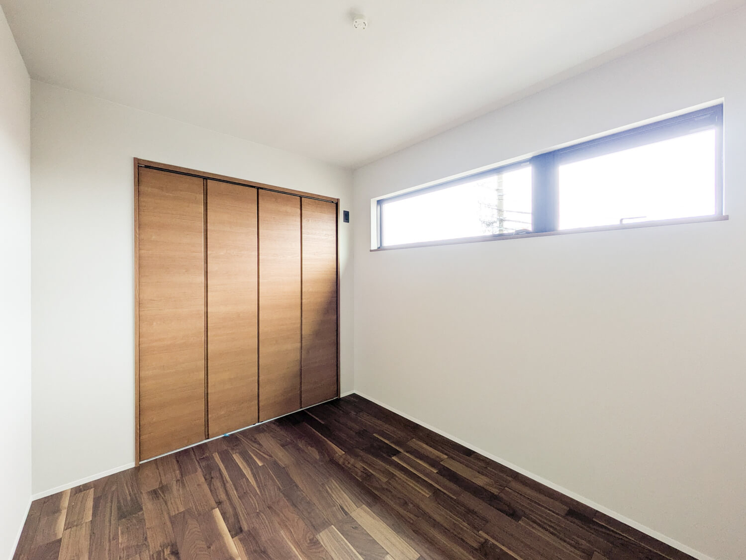 大森町新築戸建の洋室|3階の洋室2部屋の建具はグレースミディアム柄で、1、2階とは違ったカラーリングを使用しています。