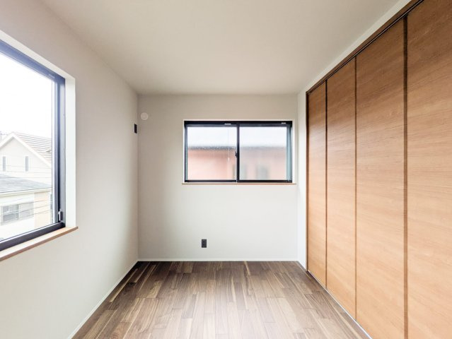 大森町新築戸建の洋室|3階西側洋室は、南と西の2面採光につき明るいお部屋です。収納力のあるクローゼットを設置しています。