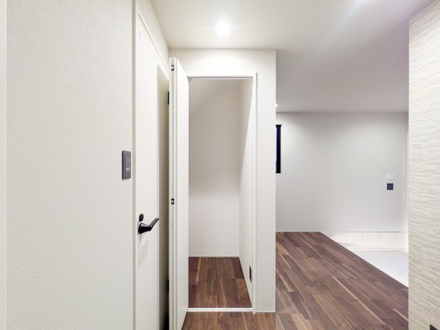 大森町新築戸建の収納|スペースを有効活用し、1階のトイレ横や、2階のリビングの手前などに物入を設置しました。