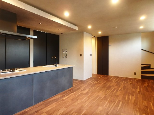 大森町新築戸建の居間・リビング|内装はシックでモダンな雰囲気で、機能性に優れたハイグレード設備を採用しています。