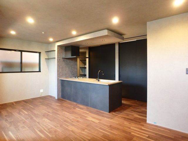 大森町新築戸建の居間・リビング|リビング上部には調光式のダウンライトが8つございますので、シーンに合わせて明るさを調整いただくことができます。