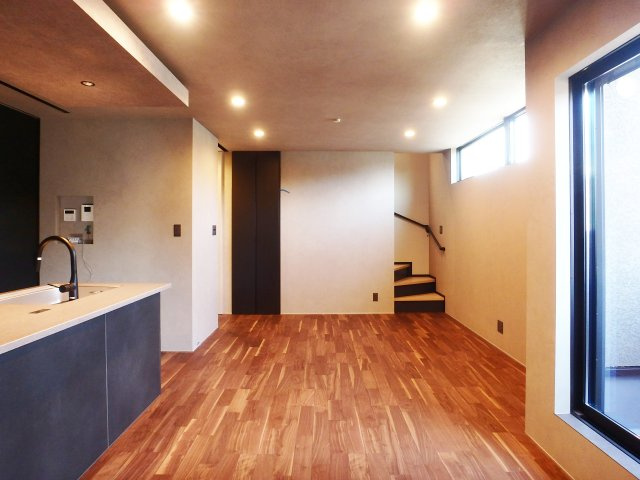 大森町新築戸建の居間・リビング|リビングのドアはガラスハイドア、巾木は極小アルミ巾木を採用するなど、細部までこだわった内装です。